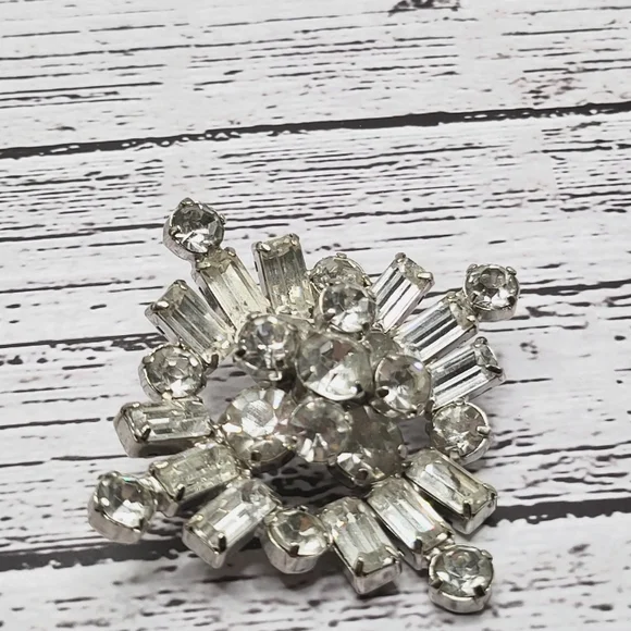 Vintage Clear Rhinestone Burst Brooch Mid Century Silver Tone Pin - Picture 3 of 5